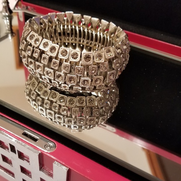 UNIQUE DESIGN! GORGEOUS Silver-Tone Stretchable Bracelet. - Picture 8 of 8